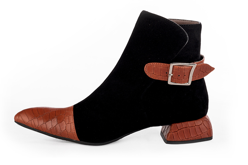 Bottines élégantes et raffinées avec des boucles à l'arrière, coloris orange corail et noir mat. Bout effilé. Mi-haut. Talon évasé. Personnalisation : Choix des cuirs, des couleurs et des talons. Cou-de-pied sur mesure. - Florence KOOIJMAN