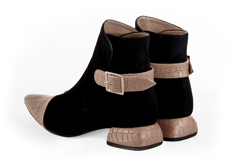 Bottines élégantes et raffinées avec des boucles à l'arrière, coloris rose poudré et noir mat. Bout effilé. Mi-haut. Talon évasé. Personnalisation : Choix des cuirs, des couleurs et des talons. Cou-de-pied sur mesure. - Florence KOOIJMAN