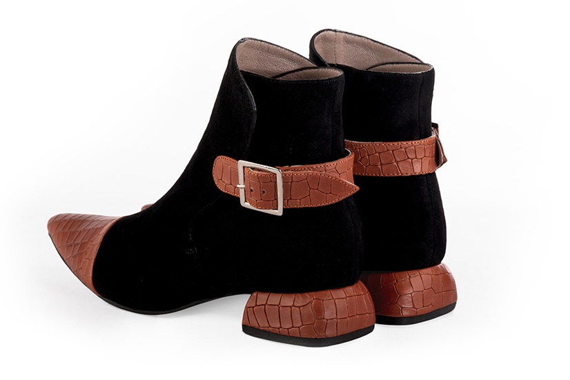 Bottines élégantes et raffinées avec des boucles à l'arrière, coloris orange corail et noir mat. Bout effilé. Mi-haut. Talon évasé. Personnalisation : Choix des cuirs, des couleurs et des talons. Cou-de-pied sur mesure. - Florence KOOIJMAN