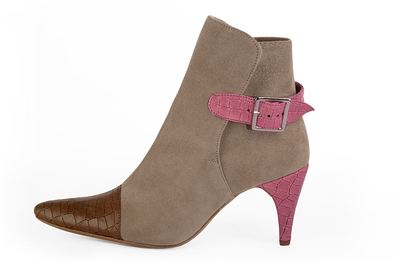 Bottines élégantes et raffinées avec des boucles à l'arrière, coloris marron caramel, beige sable et rose camélia. Bout effilé. Haut. Talon fin. Personnalisation : Choix des cuirs, des couleurs et des talons. Cou-de-pied sur mesure. - Florence KOOIJMAN