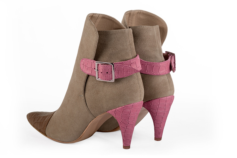 Bottines élégantes et raffinées avec des boucles à l'arrière, coloris marron caramel, beige sable et rose camélia. Bout effilé. Haut. Talon fin. Personnalisation : Choix des cuirs, des couleurs et des talons. Cou-de-pied sur mesure. - Florence KOOIJMAN