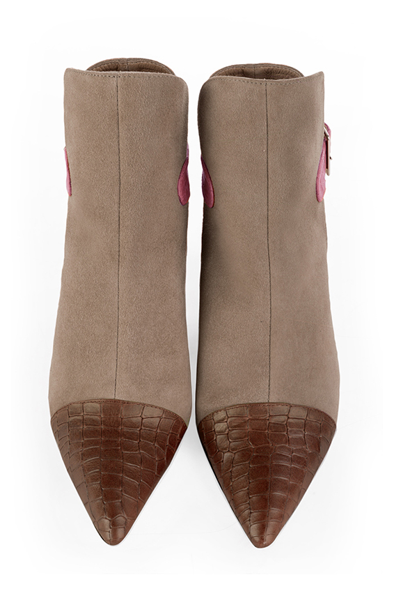 Bottines élégantes et raffinées avec des boucles à l'arrière, coloris marron caramel, beige sable et rose camélia. Bout effilé. Haut. Talon fin. Personnalisation : Choix des cuirs, des couleurs et des talons. Cou-de-pied sur mesure. - Florence KOOIJMAN