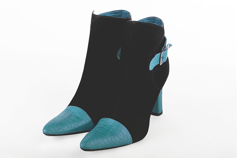 Boots élégantes et raffinées avec des boucles à l'arrière, coloris bleu turquoise et noir. Bout effilé. Talon très haut trotteur. Personnalisation : Choix des cuirs, des couleurs et des talons. Cou-de-pied sur mesure. - Florence KOOIJMAN