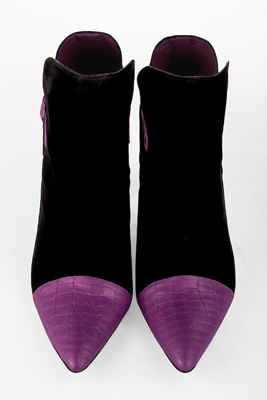 Boots femme : Boots avec des boucles à l'arrière couleur violet mauve et noir mat. Bout effilé. Talon très haut trotteur. Vue du dessus - Florence KOOIJMAN