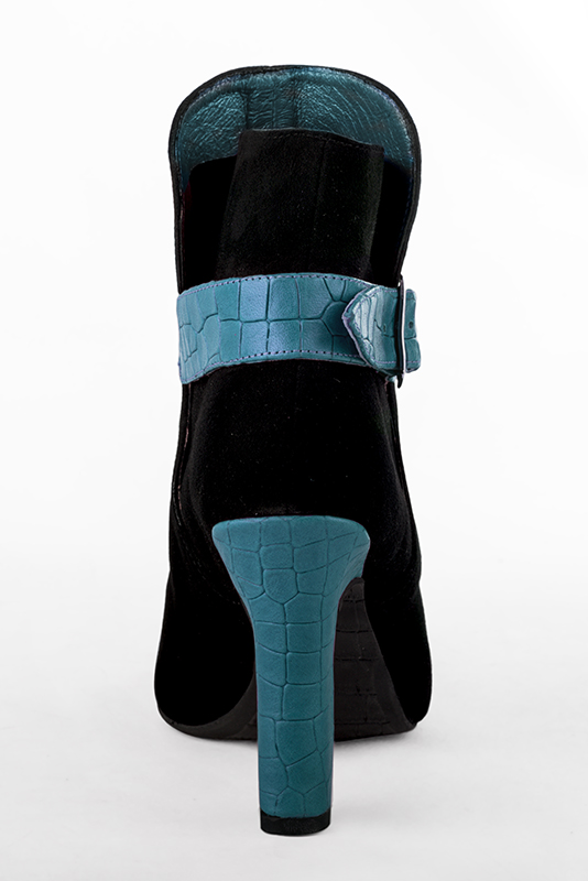 Boots élégantes et raffinées avec des boucles à l'arrière, coloris bleu turquoise et noir. Bout effilé. Talon très haut trotteur. Personnalisation : Choix des cuirs, des couleurs et des talons. Cou-de-pied sur mesure. - Florence KOOIJMAN