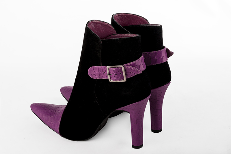 Boots femme : Boots avec des boucles à l'arrière couleur violet mauve et noir mat. Bout effilé. Talon très haut trotteur Vue avant - Florence KOOIJMAN