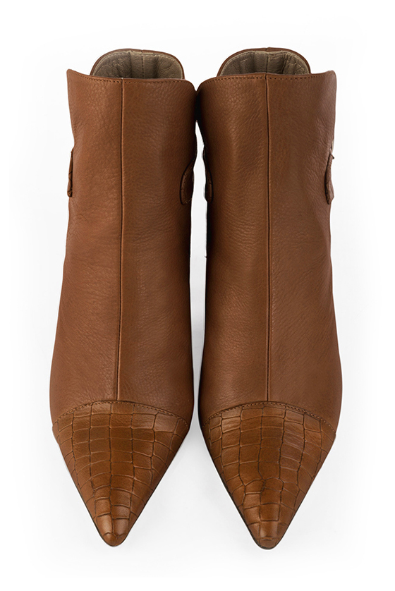 Boots femme : Boots avec des boucles à l'arrière couleur marron caramel. Bout effilé. Talon mi-haut évasé. Vue du dessus - Florence KOOIJMAN