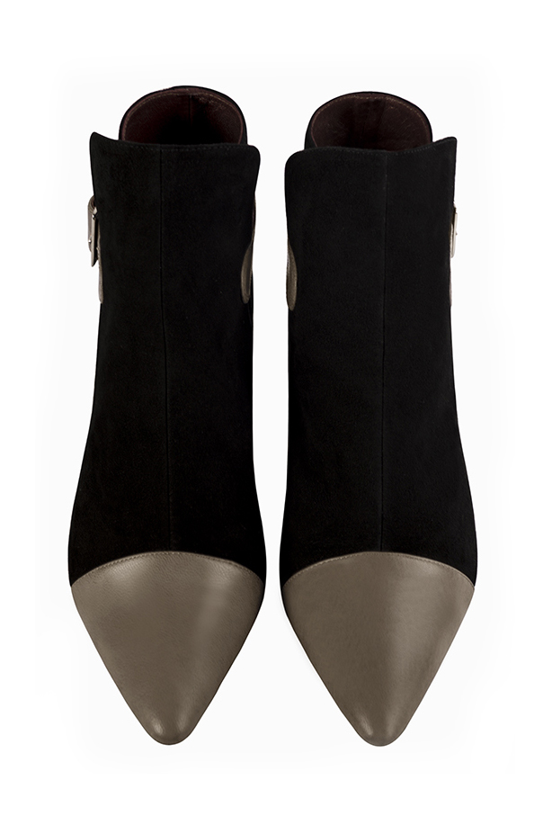 Boots femme : Boots avec des boucles à l'arrière couleur marron taupe et noir mat. Bout effilé. Petit talon évasé. Vue du dessus - Florence KOOIJMAN