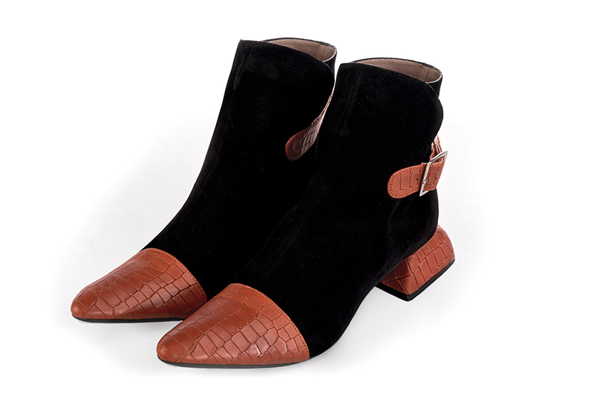 Bottines élégantes et raffinées avec des boucles à l'arrière, coloris orange corail et noir mat. Bout effilé. Mi-haut. Talon évasé. Personnalisation : Choix des cuirs, des couleurs et des talons. Cou-de-pied sur mesure. - Florence KOOIJMAN