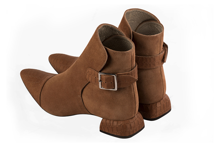 Boots femme : Boots avec des boucles à l'arrière couleur marron caramel. Bout effilé. Petit talon évasé. Vue arrière - Florence KOOIJMAN