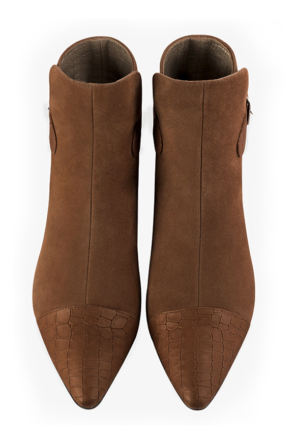 Boots femme : Boots avec des boucles à l'arrière couleur marron caramel. Bout effilé. Petit talon évasé. Vue du dessus - Florence KOOIJMAN
