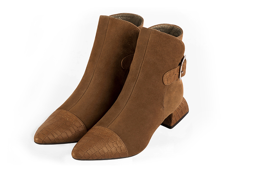Boots femme : Boots avec des boucles à l'arrière couleur marron caramel. Bout effilé. Petit talon évasé Vue avant - Florence KOOIJMAN