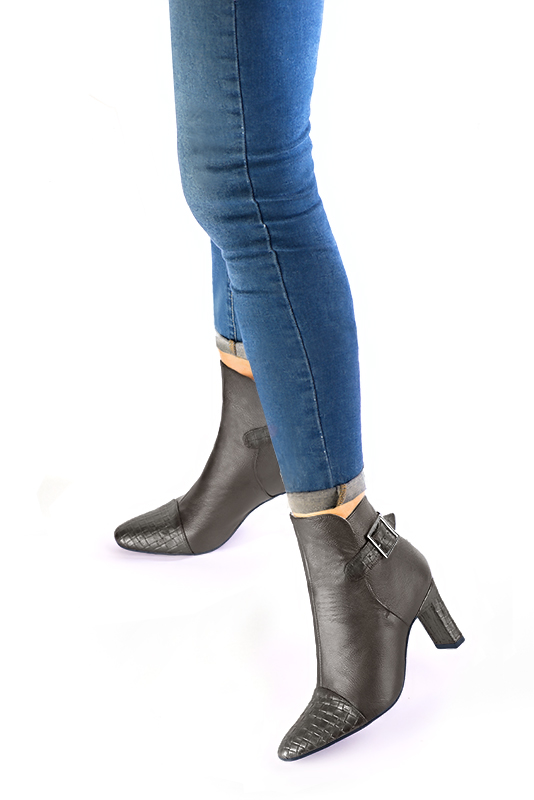 Bottines élégantes et raffinées avec des boucles à l'arrière, coloris marron taupe. Bout rond. Haut. Talon virgule. Personnalisation : Choix des cuirs, des couleurs et des talons. Cou-de-pied sur mesure. - Florence KOOIJMAN