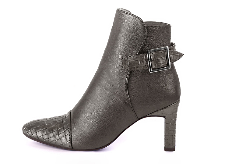 Bottines élégantes et raffinées avec des boucles à l'arrière, coloris marron taupe. Bout rond. Haut. Talon virgule. Personnalisation : Choix des cuirs, des couleurs et des talons. Cou-de-pied sur mesure. - Florence KOOIJMAN