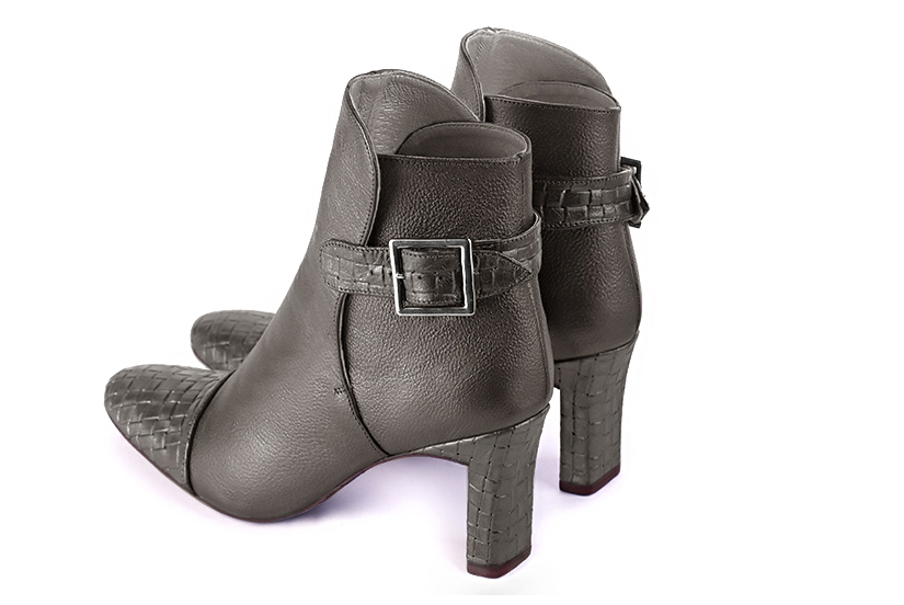 Bottines élégantes et raffinées avec des boucles à l'arrière, coloris marron taupe. Bout rond. Haut. Talon virgule. Personnalisation : Choix des cuirs, des couleurs et des talons. Cou-de-pied sur mesure. - Florence KOOIJMAN