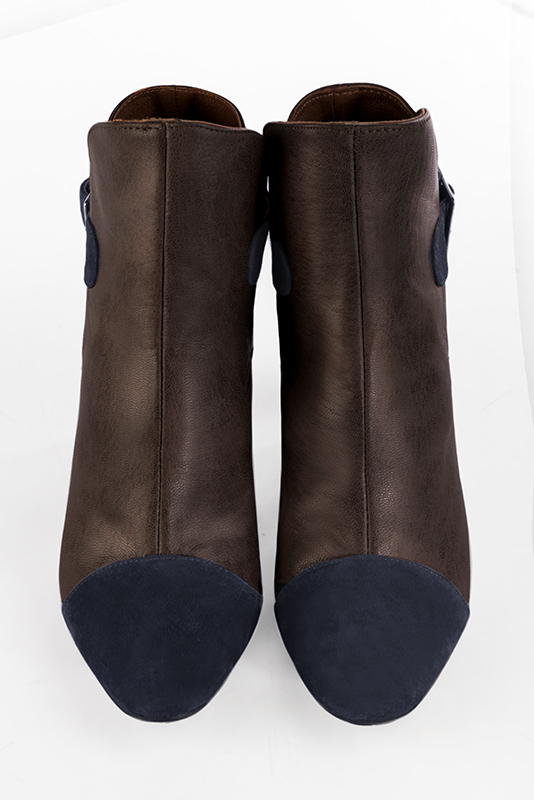 Bottines femme boucles à l'arrière bleu marine et marron ébène. Bout rond. Talon trotteur de 8 cm - Vue du dessus