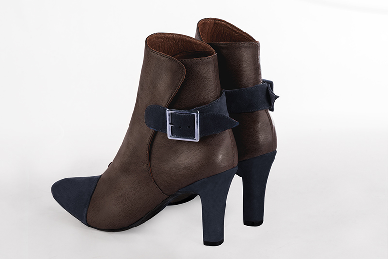 Bottines élégantes et raffinées avec des boucles à l'arrière, coloris bleu marine et marron ébène. Bout rond. Haut. Talon trotteur. Personnalisation : Choix des cuirs, des couleurs et des talons. Cou-de-pied sur mesure. - Florence KOOIJMAN
