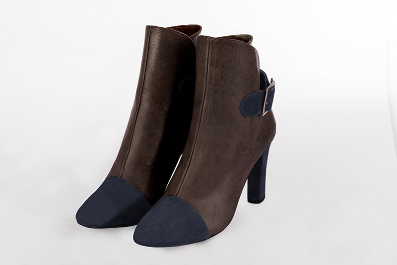 Bottines élégantes et raffinées avec des boucles à l'arrière, coloris bleu marine et marron ébène. Bout rond. Haut. Talon trotteur. Personnalisation : Choix des cuirs, des couleurs et des talons. Cou-de-pied sur mesure. - Florence KOOIJMAN
