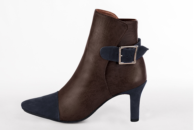 Bottines élégantes et raffinées avec des boucles à l'arrière, coloris bleu marine et marron ébène. Bout rond. Haut. Talon trotteur. Personnalisation : Choix des cuirs, des couleurs et des talons. Cou-de-pied sur mesure. - Florence KOOIJMAN