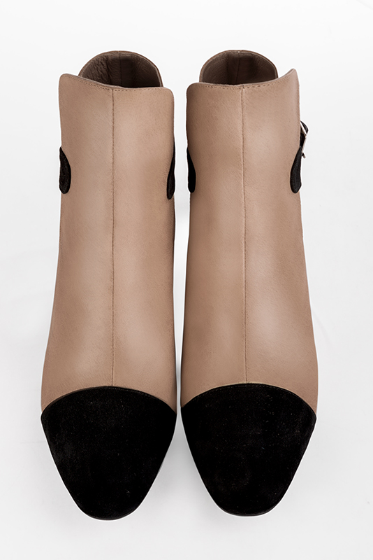 Bottines élégantes et raffinées avec des boucles à l'arrière, coloris noir mat et rose poudré. Bout rond. Mi-haut à haut. Talon bottier. Personnalisation : Choix des cuirs, des couleurs et des talons. Cou-de-pied sur mesure. - Florence KOOIJMAN