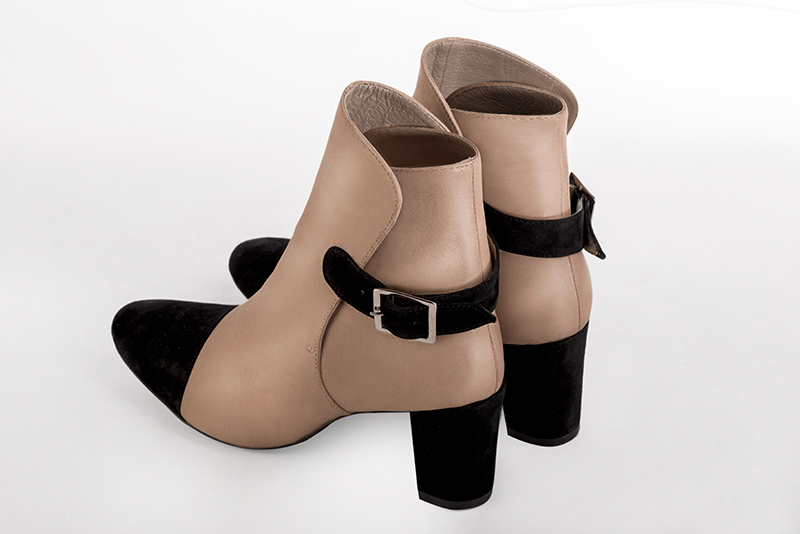 Bottines élégantes et raffinées avec des boucles à l'arrière, coloris noir mat et rose poudré. Bout rond. Mi-haut à haut. Talon bottier. Personnalisation : Choix des cuirs, des couleurs et des talons. Cou-de-pied sur mesure. - Florence KOOIJMAN