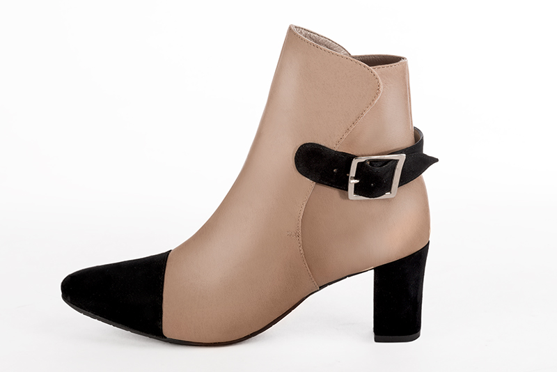 Bottines élégantes et raffinées avec des boucles à l'arrière, coloris noir mat et rose poudré. Bout rond. Mi-haut à haut. Talon bottier. Personnalisation : Choix des cuirs, des couleurs et des talons. Cou-de-pied sur mesure. - Florence KOOIJMAN