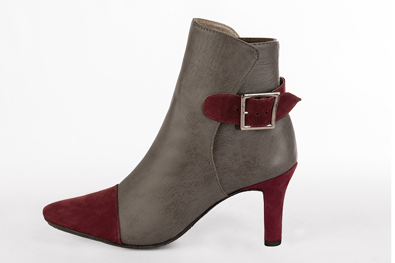 Bottines élégantes et raffinées avec des boucles à l'arrière, coloris rouge bordeaux et marron taupe. Bout rond. Haut. Talon trotteur. Personnalisation : Choix des cuirs, des couleurs et des talons. Cou-de-pied sur mesure. - Florence KOOIJMAN