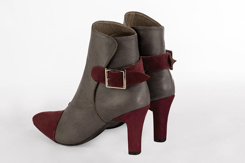 Bottines élégantes et raffinées avec des boucles à l'arrière, coloris rouge bordeaux et marron taupe. Bout rond. Haut. Talon trotteur. Personnalisation : Choix des cuirs, des couleurs et des talons. Cou-de-pied sur mesure. - Florence KOOIJMAN