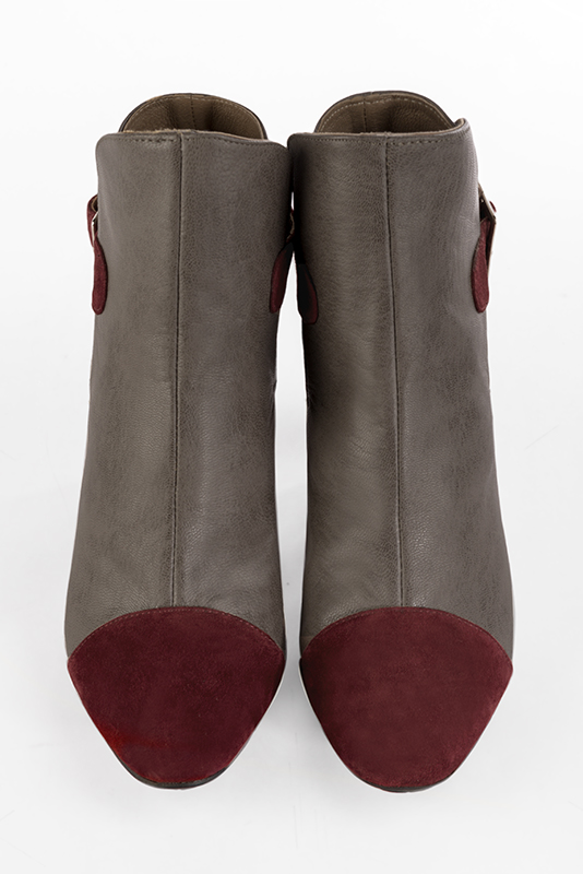 Bottines élégantes et raffinées avec des boucles à l'arrière, coloris rouge bordeaux et marron taupe. Bout rond. Haut. Talon trotteur. Personnalisation : Choix des cuirs, des couleurs et des talons. Cou-de-pied sur mesure. - Florence KOOIJMAN