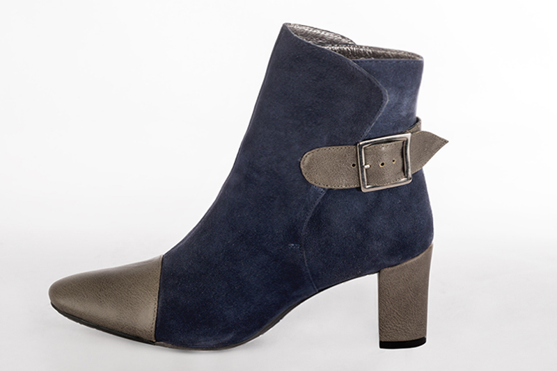 Bottines élégantes et raffinées avec des boucles à l'arrière, coloris marron taupe et bleu marine. Bout rond. Mi-haut à haut. Talon bottier. Personnalisation : Choix des cuirs, des couleurs et des talons. Cou-de-pied sur mesure. - Florence KOOIJMAN