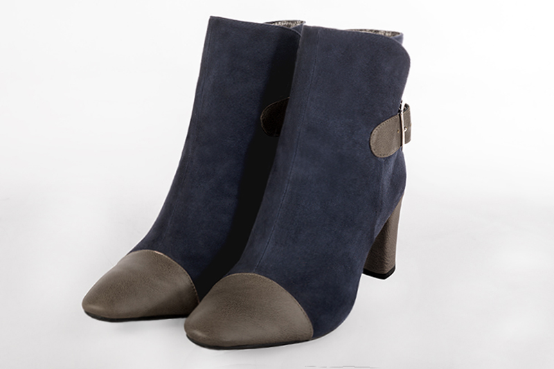 Bottines élégantes et raffinées avec des boucles à l'arrière, coloris marron taupe et bleu marine. Bout rond. Mi-haut à haut. Talon bottier. Personnalisation : Choix des cuirs, des couleurs et des talons. Cou-de-pied sur mesure. - Florence KOOIJMAN