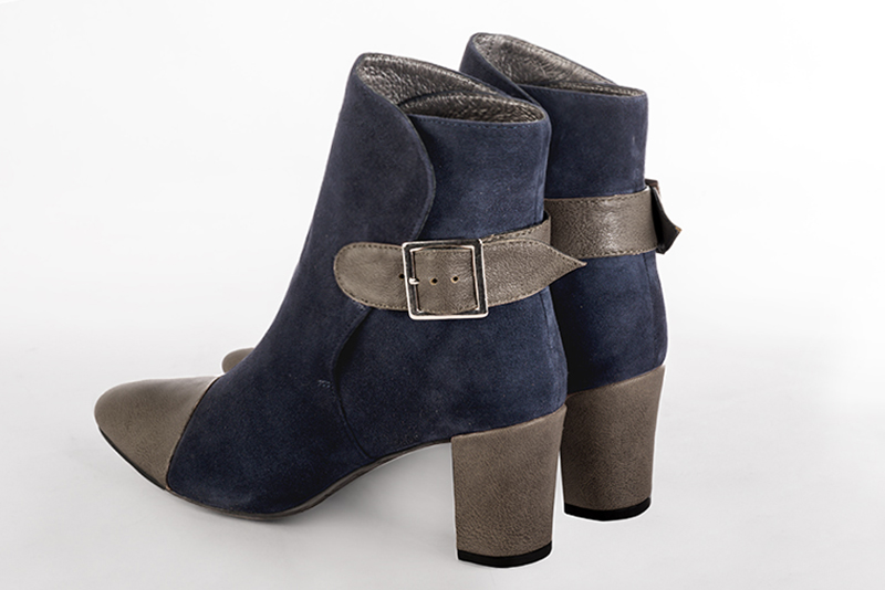 Bottines élégantes et raffinées avec des boucles à l'arrière, coloris marron taupe et bleu marine. Bout rond. Mi-haut à haut. Talon bottier. Personnalisation : Choix des cuirs, des couleurs et des talons. Cou-de-pied sur mesure. - Florence KOOIJMAN