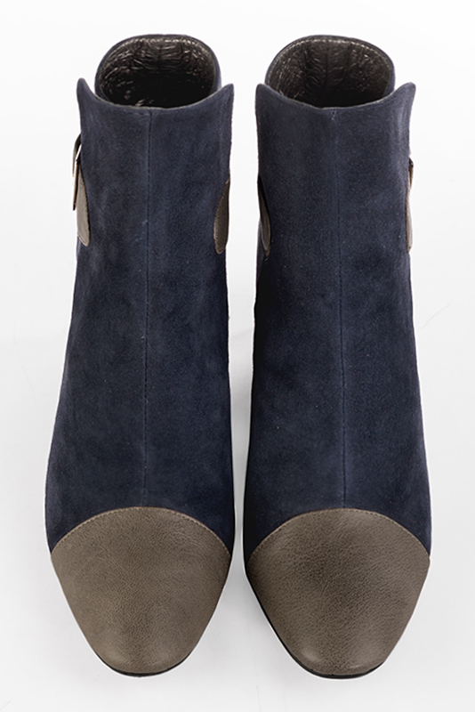 Bottines élégantes et raffinées avec des boucles à l'arrière, coloris marron taupe et bleu marine. Bout rond. Mi-haut à haut. Talon bottier. Personnalisation : Choix des cuirs, des couleurs et des talons. Cou-de-pied sur mesure. - Florence KOOIJMAN
