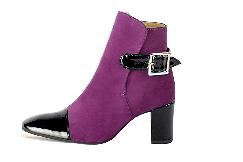 Boots femme : Boots avec des boucles à l'arrière couleur noir brillant et violet myrtille. Bout rond. Talon mi-haut bottier. Vue de profil - Florence KOOIJMAN