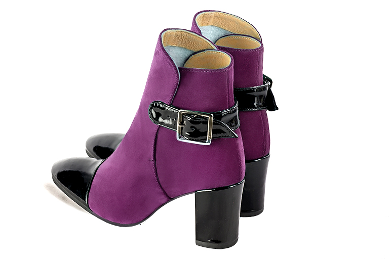 Boots femme : Boots avec des boucles à l'arrière couleur noir brillant et violet myrtille. Bout rond. Talon mi-haut bottier. Vue arrière - Florence KOOIJMAN