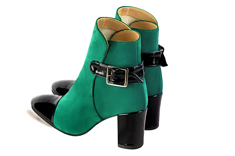 Boots femme : Boots avec des boucles à l'arrière couleur noir brillant et vert émeraude. Bout rond. Talon mi-haut bottier. Vue arrière - Florence KOOIJMAN