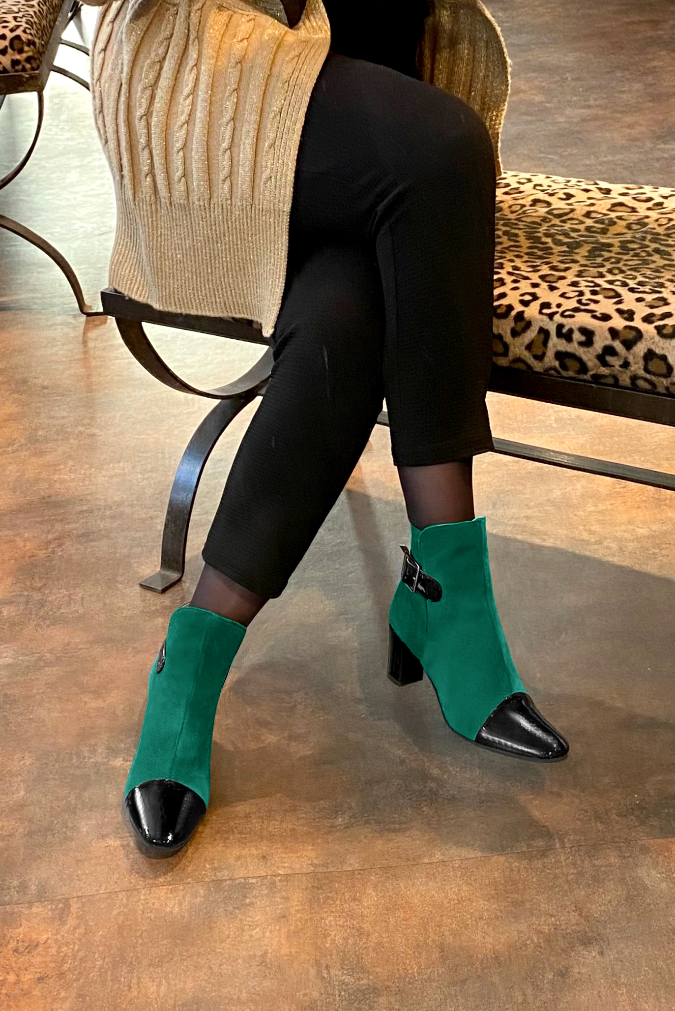 Boots femme : Boots avec des boucles à l'arrière couleur noir brillant et vert émeraude. Bout rond. Talon mi-haut bottier. Vue porté - Florence KOOIJMAN