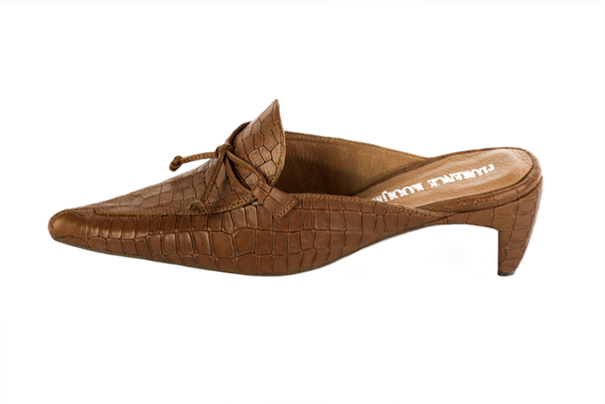 Chaussure femme à brides : Mule mocassin couleur marron caramel. Bout pointu. Talon mi-haut virgule. Vue de profil - Florence KOOIJMAN
