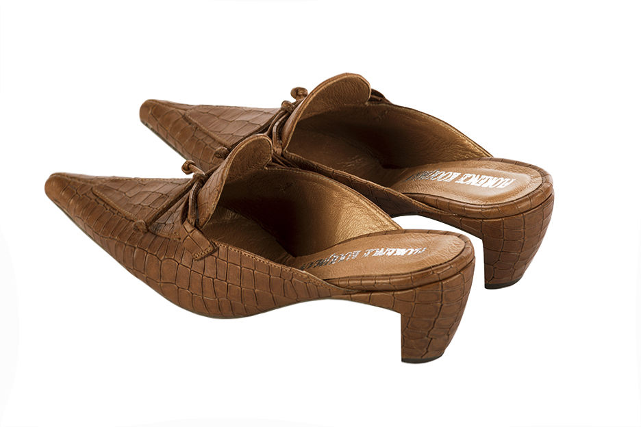 Chaussure femme à brides : Mule mocassin couleur marron caramel. Bout pointu. Talon mi-haut virgule. Vue arrière - Florence KOOIJMAN