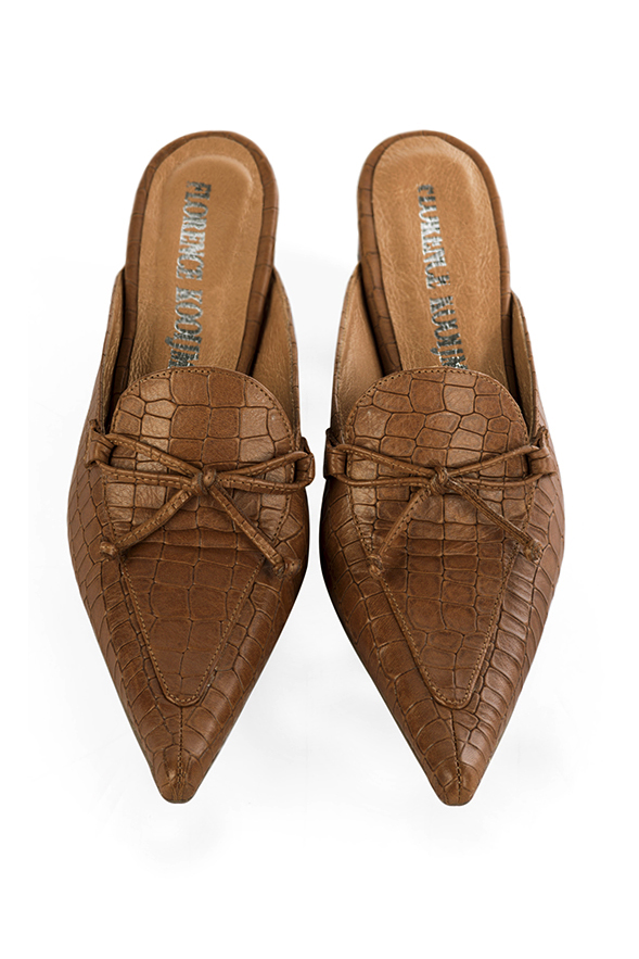 Chaussure femme à brides : Mule mocassin couleur marron caramel. Bout pointu. Talon mi-haut virgule. Vue du dessus - Florence KOOIJMAN