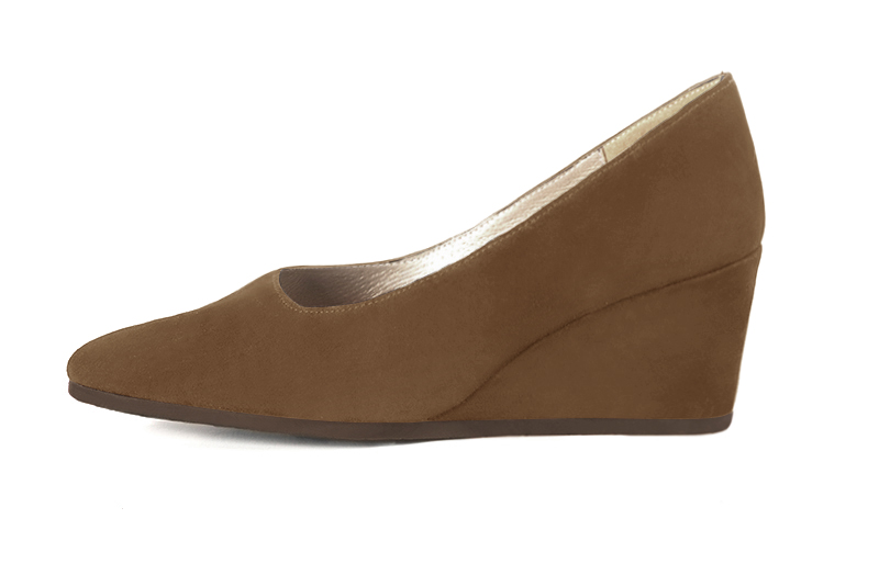 Escarpin : Escarpin classique décolleté carré couleur marron caramel. Bout effilé. Talon mi-haut compensé. Vue de profil - Florence KOOIJMAN