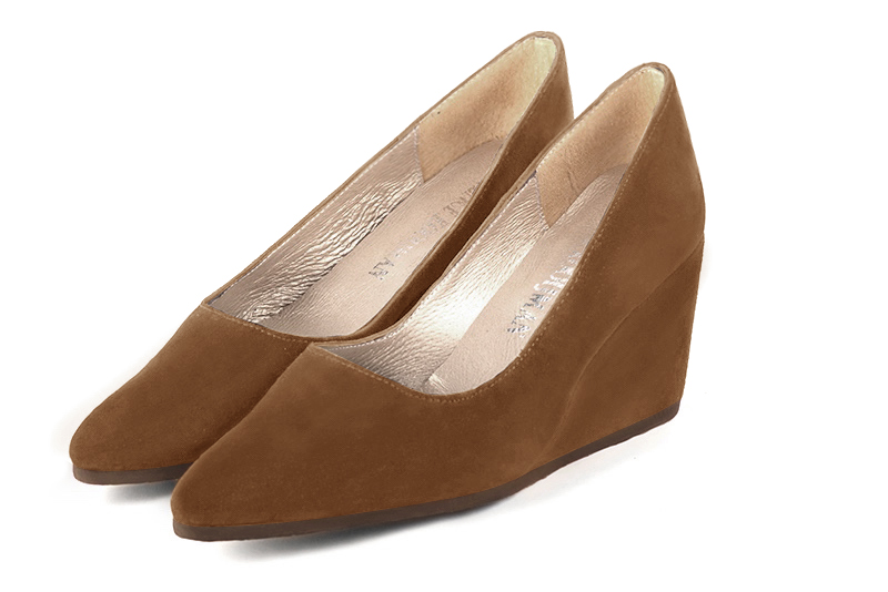 Escarpin : Escarpin classique décolleté carré couleur marron caramel. Bout effilé. Talon mi-haut compensé Vue avant - Florence KOOIJMAN