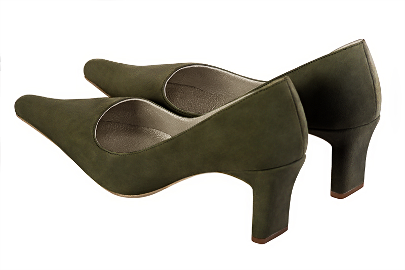 Escarpin : Escarpin classique décolleté carré couleur vert kaki. Bout pointu. Talon mi-haut virgule. Vue arrière - Florence KOOIJMAN