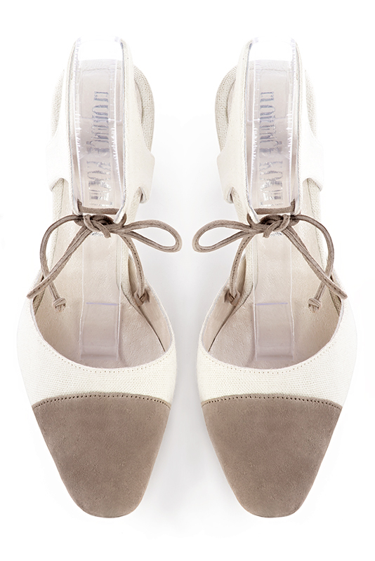 Chaussure femme à brides : Chaussure arrière ouvert avec une bride sur le cou-de-pied couleur beige sahara et blanc cassé. Bout rond. Talon haut trotteur. Vue du dessus - Florence KOOIJMAN