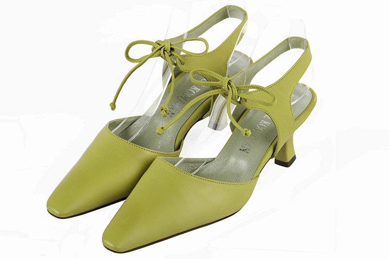 Chaussure femme à brides : Chaussure arrière ouvert avec une bride sur le cou-de-pied couleur vert pistache. Bout effilé. Talon mi-haut bobine Vue avant - Florence KOOIJMAN