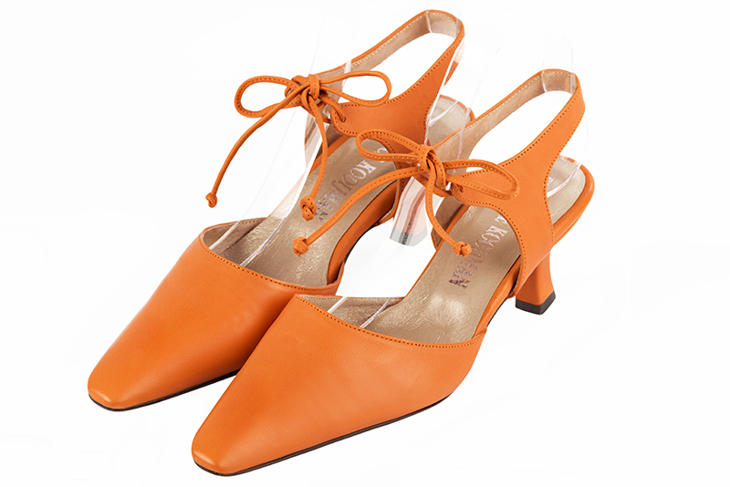 Chaussure femme à brides : Chaussure arrière ouvert avec une bride sur le cou-de-pied couleur orange abricot. Bout effilé. Talon mi-haut bobine Vue avant - Florence KOOIJMAN