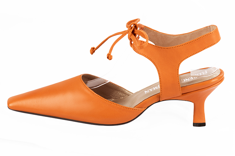 Chaussure femme à brides : Chaussure arrière ouvert avec une bride sur le cou-de-pied couleur orange abricot. Bout effilé. Talon mi-haut bobine. Vue de profil - Florence KOOIJMAN