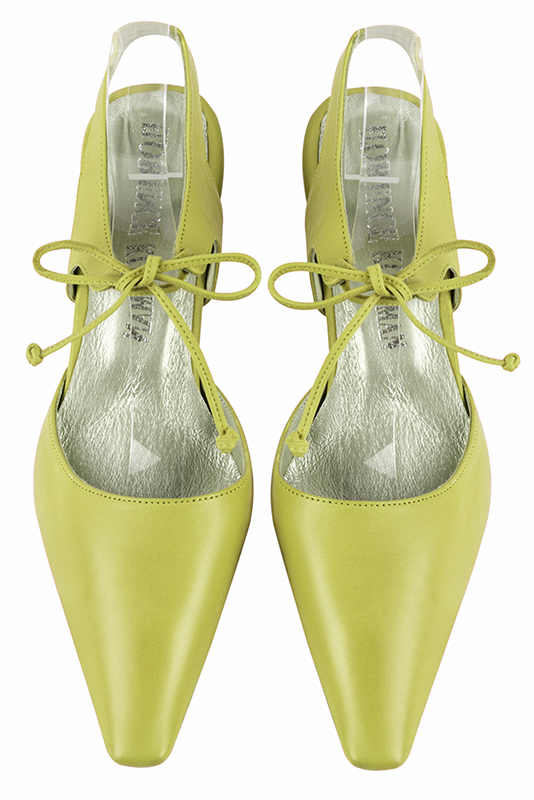 Chaussure femme à brides : Chaussure arrière ouvert avec une bride sur le cou-de-pied couleur vert pistache. Bout effilé. Talon mi-haut bobine. Vue du dessus - Florence KOOIJMAN