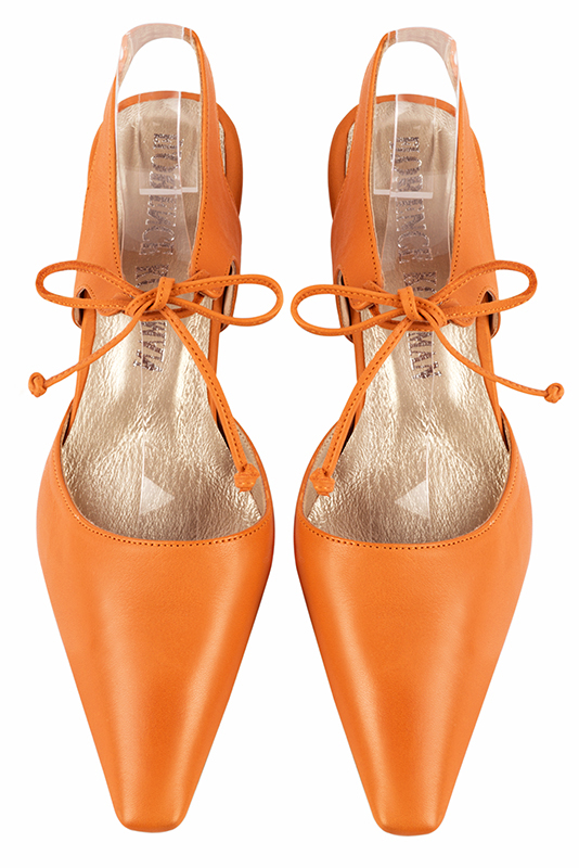 Chaussure femme à brides : Chaussure arrière ouvert avec une bride sur le cou-de-pied couleur orange abricot. Bout effilé. Talon mi-haut bobine. Vue du dessus - Florence KOOIJMAN