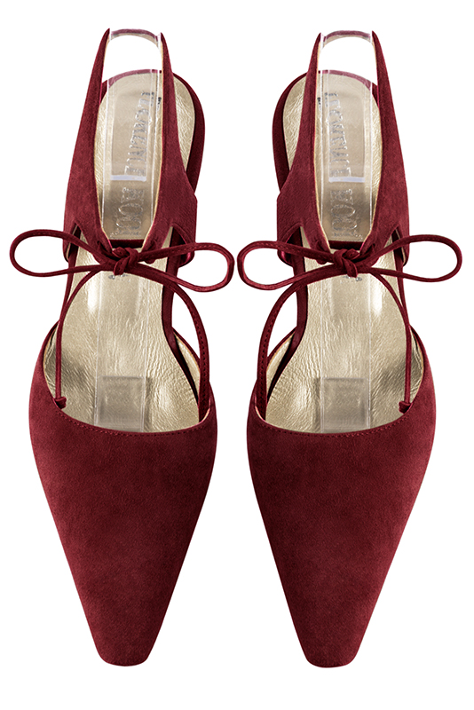 Chaussure femme à brides : Chaussure arrière ouvert avec une bride sur le cou-de-pied couleur rouge bordeaux. Bout effilé. Talon mi-haut bobine. Vue du dessus - Florence KOOIJMAN